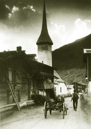 Wie damals  im Obergoms
blich, wird der Wagen von
einer Kuh gezogen.

Photo Archiv Anton Nessier
