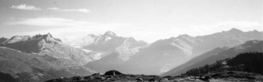 Auf der Moosmatte. Am Fusse des Brudelhorns. 
Im  Hintergrund Rhongletscher und Galenstock.