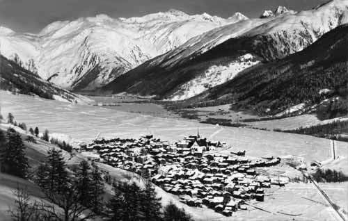 La Obergoms (Haute Conches).
Photo de avant 1940.
En premier plan Mnster. 
 